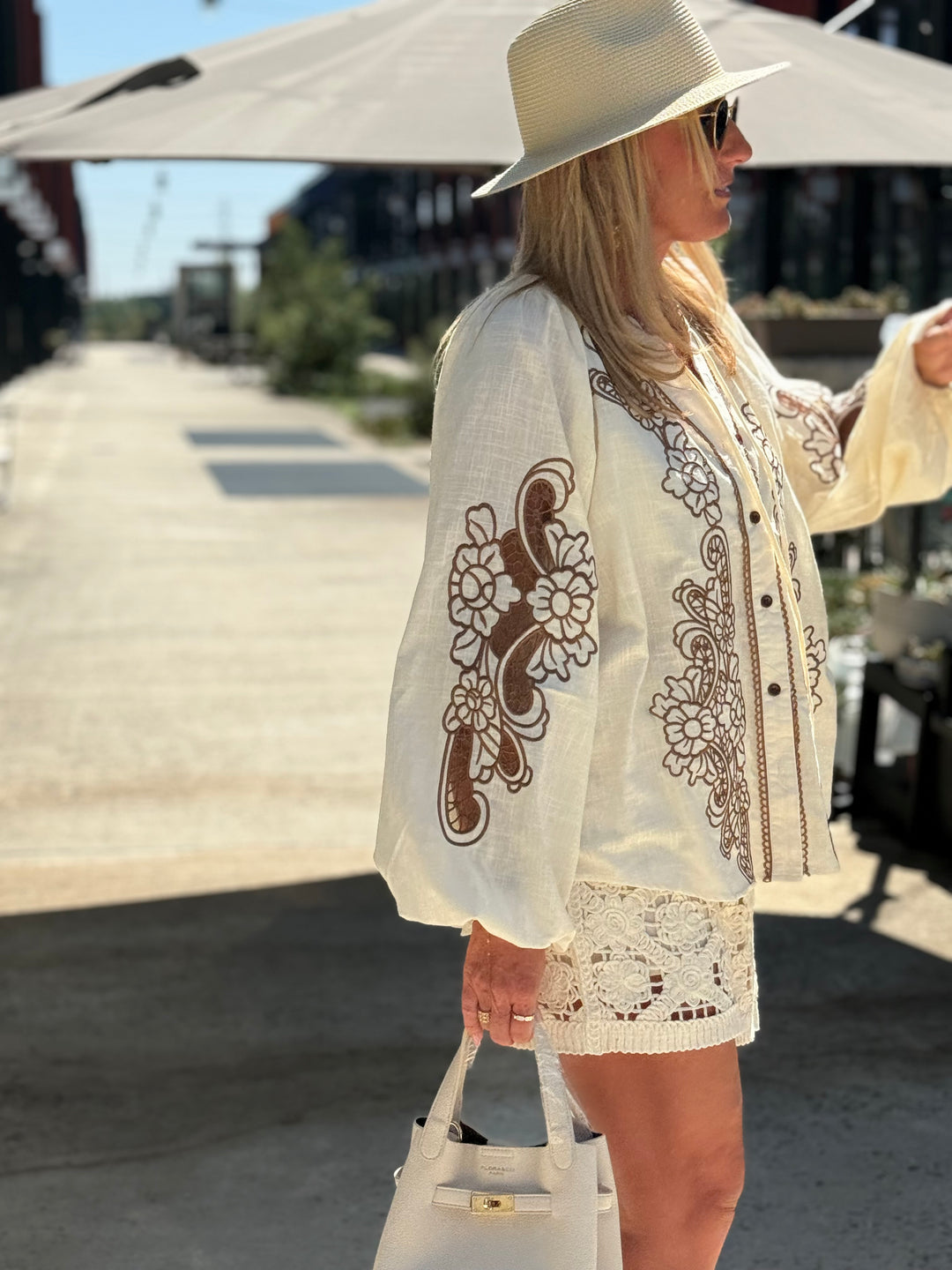 Chemise beige brodée manches bouffantes 17501