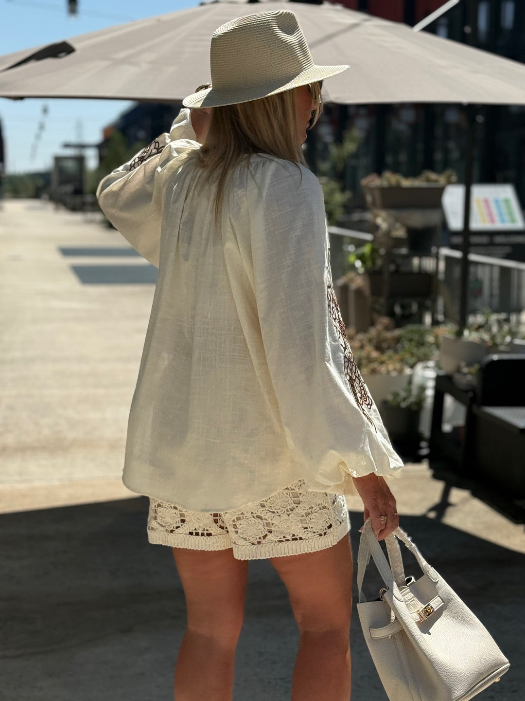 Chemise beige brodée manches bouffantes 17501