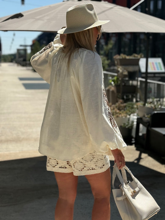 Chemise beige brodée manches bouffantes 17501