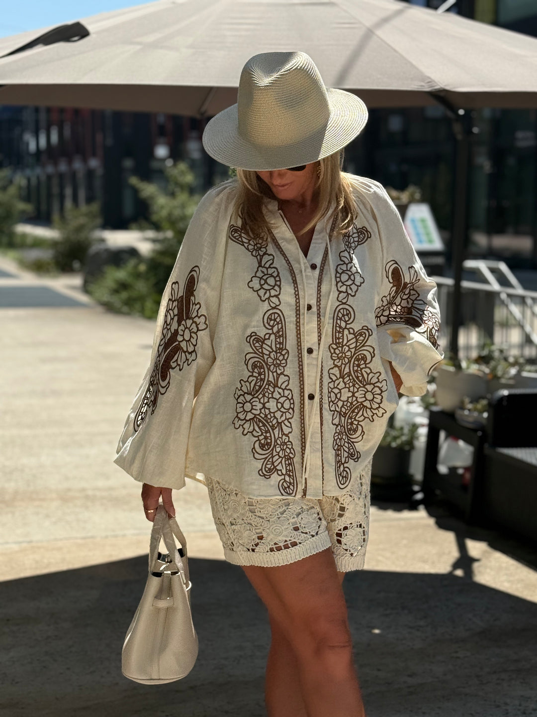 Chemise beige brodée manches bouffantes 17501