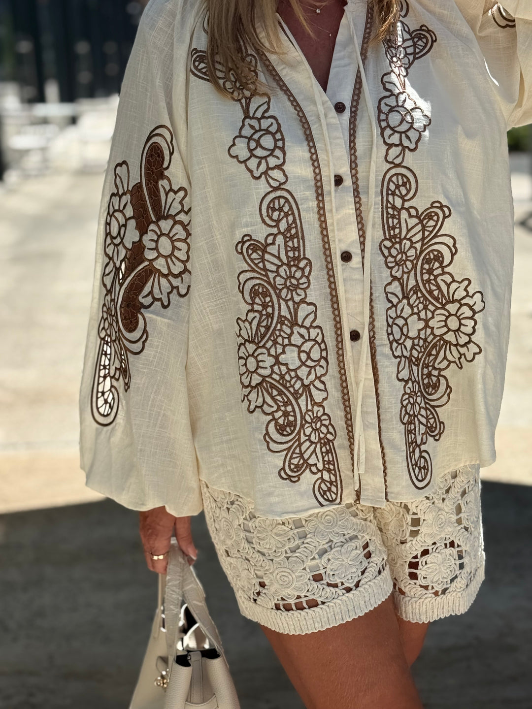 Chemise beige brodée manches bouffantes 17501