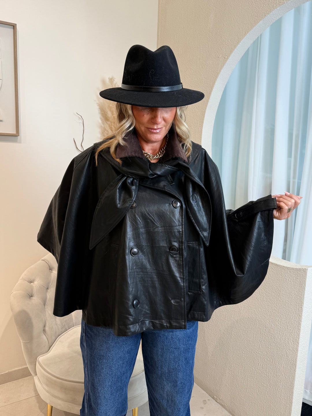 Veste cape Noir similicuir col attachés H2039