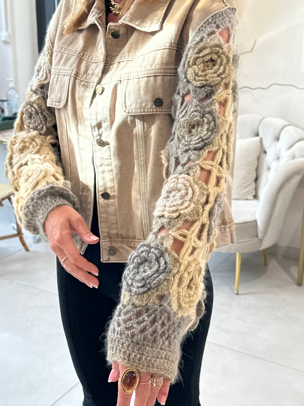 Veste jean manches tricotées fleuri