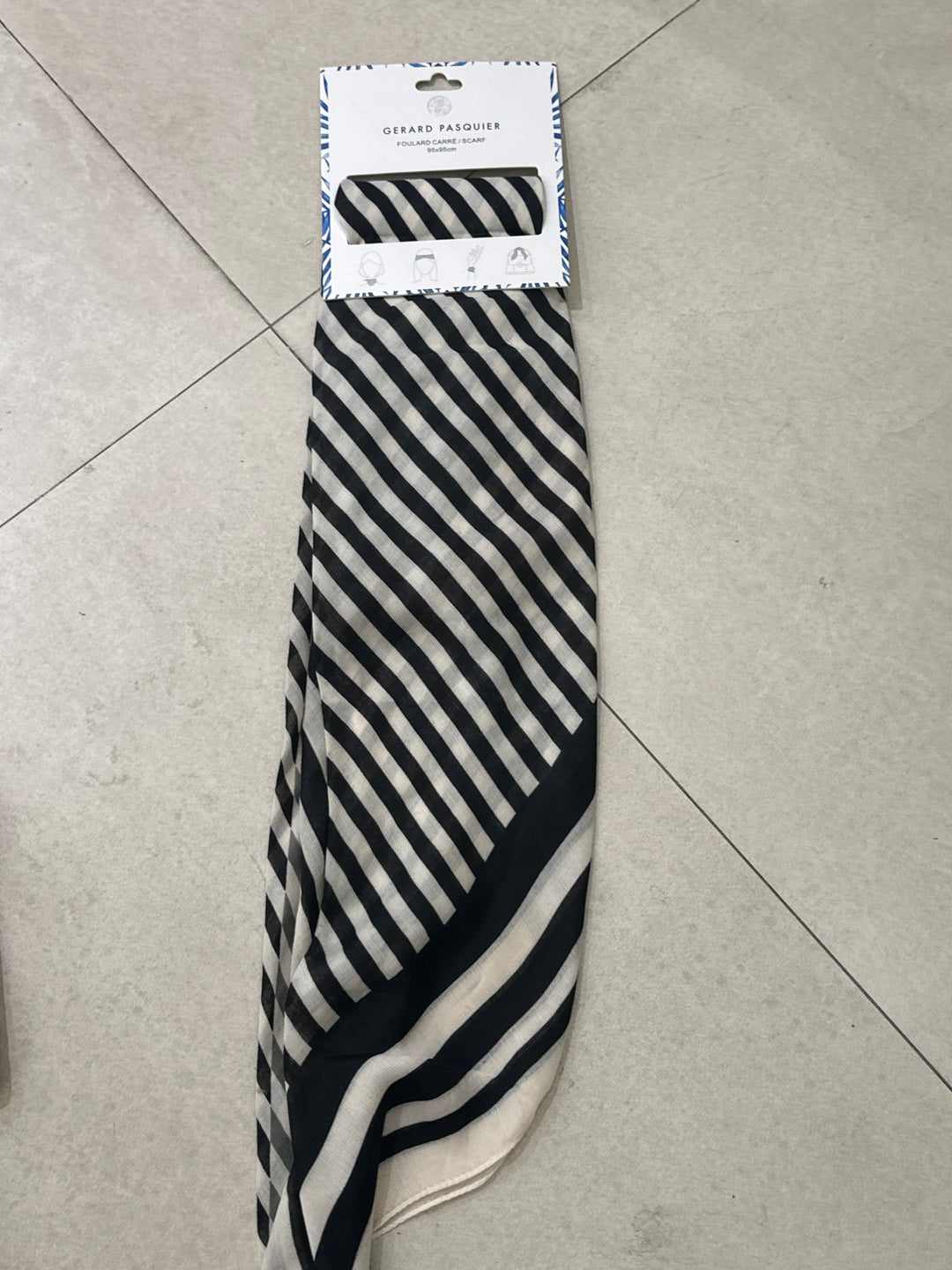 Petit Foulard carré N33