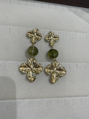 Boucles d’oreilles trèfle or martellé pierre kaki