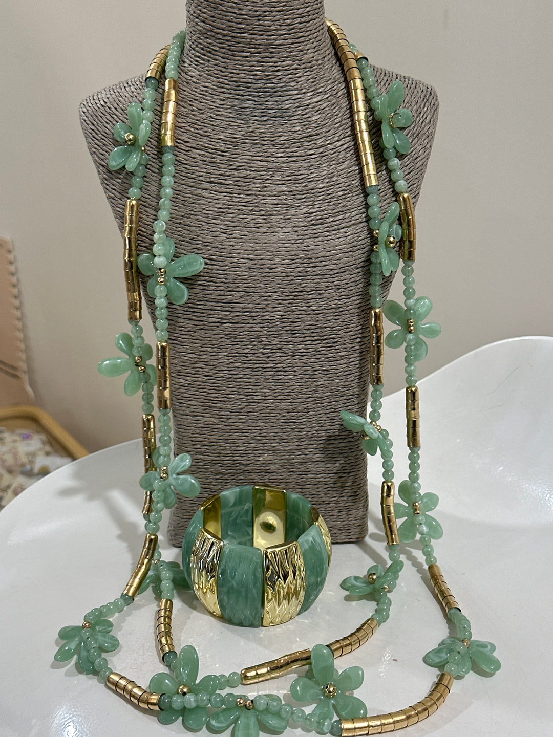 Set sautoir fleur nacré vert d’eau + manchette
