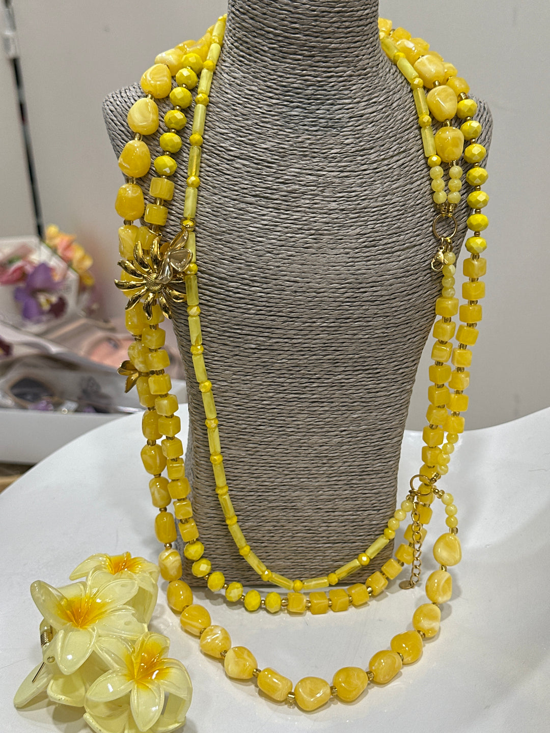 Set long collier jaune + pince fleur jaune