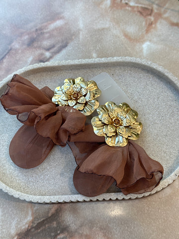 Boucle d'oreille fleur or et tissus choco brun