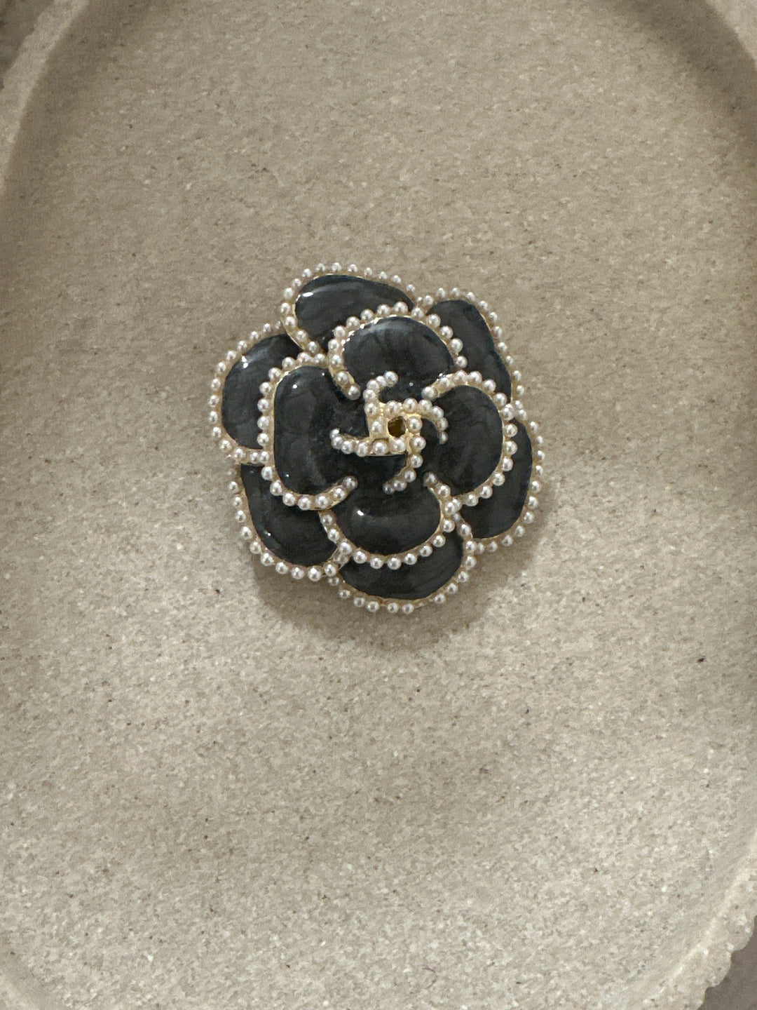 Broche fleur noir