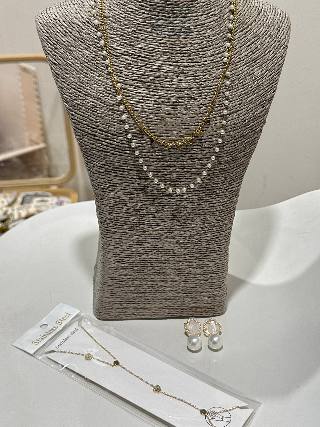Set collier 2 rangs + boucles d’oreilles fleurs + bijou main