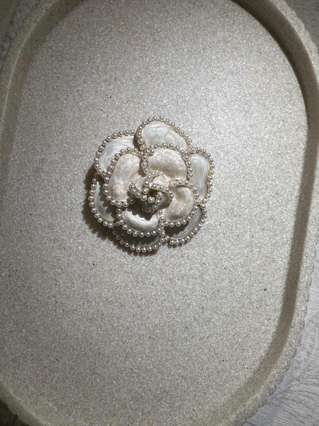 Broche fleur blanche