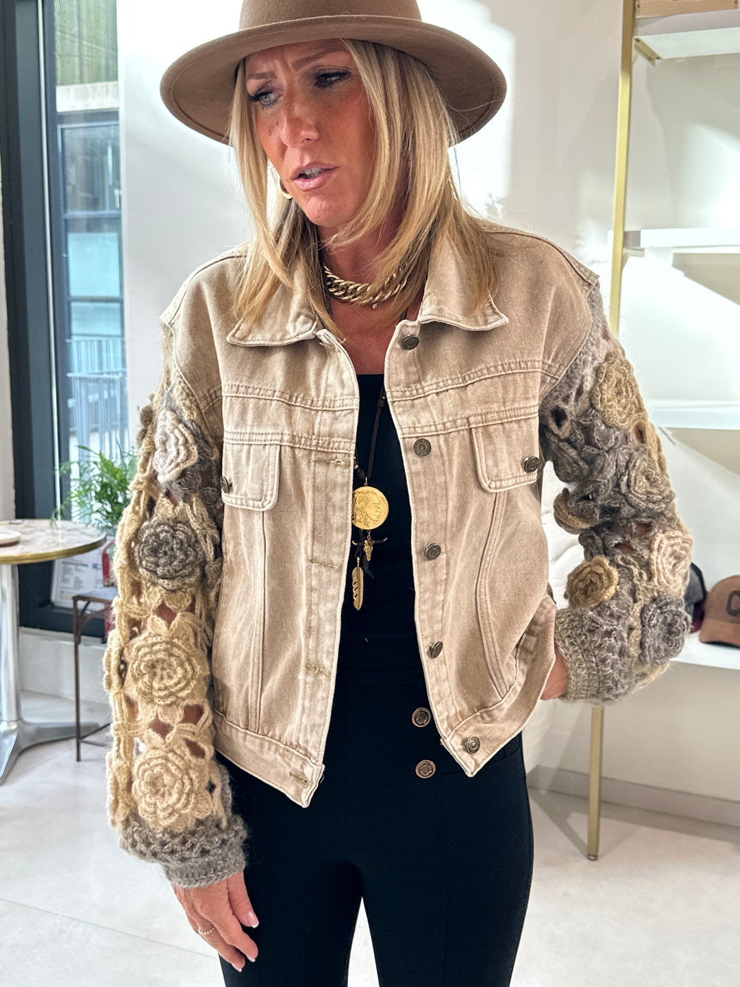 Veste jean manches tricotées fleuri