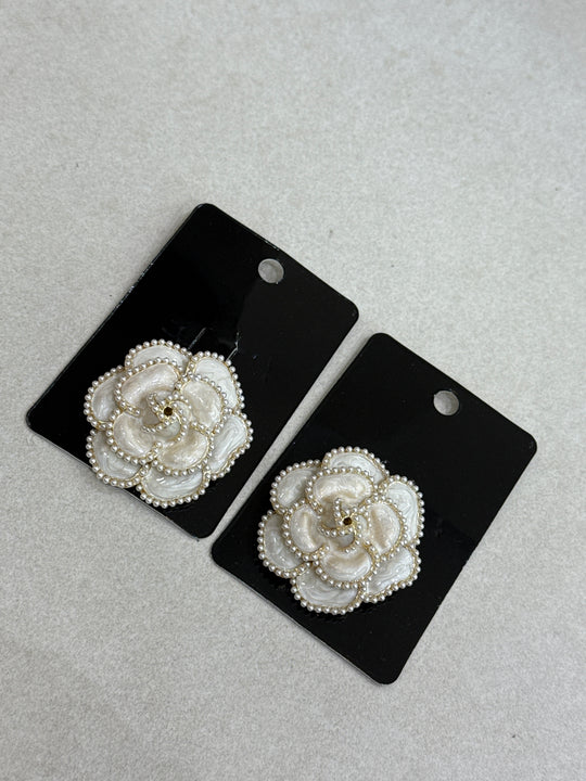 Broche métal fleuri