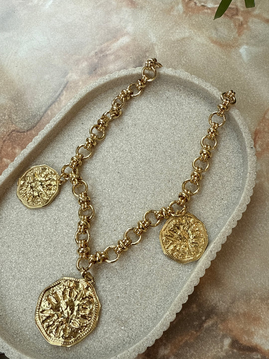 Collier court trois medaillons