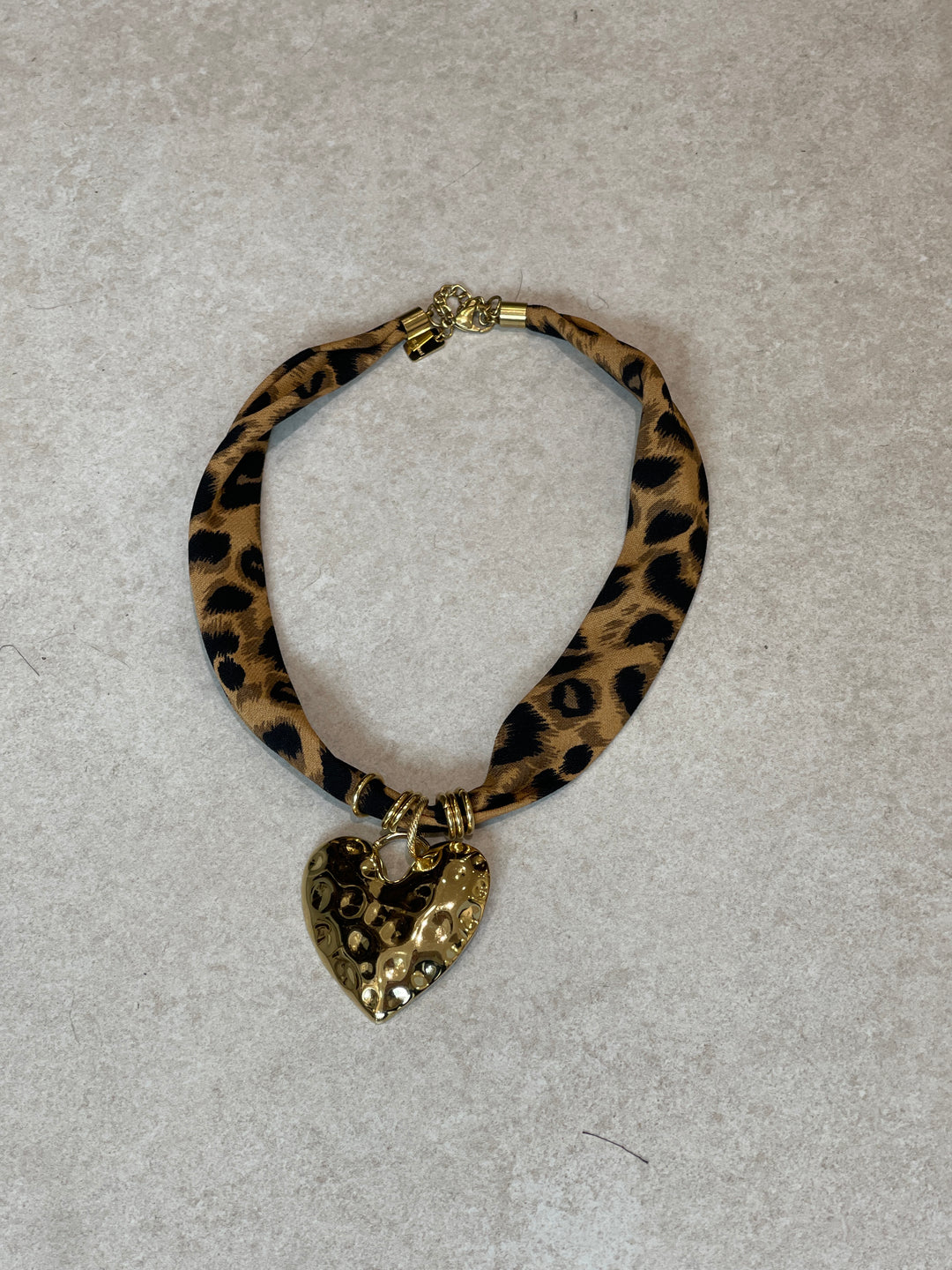 Collier tissus léopard cœur or
