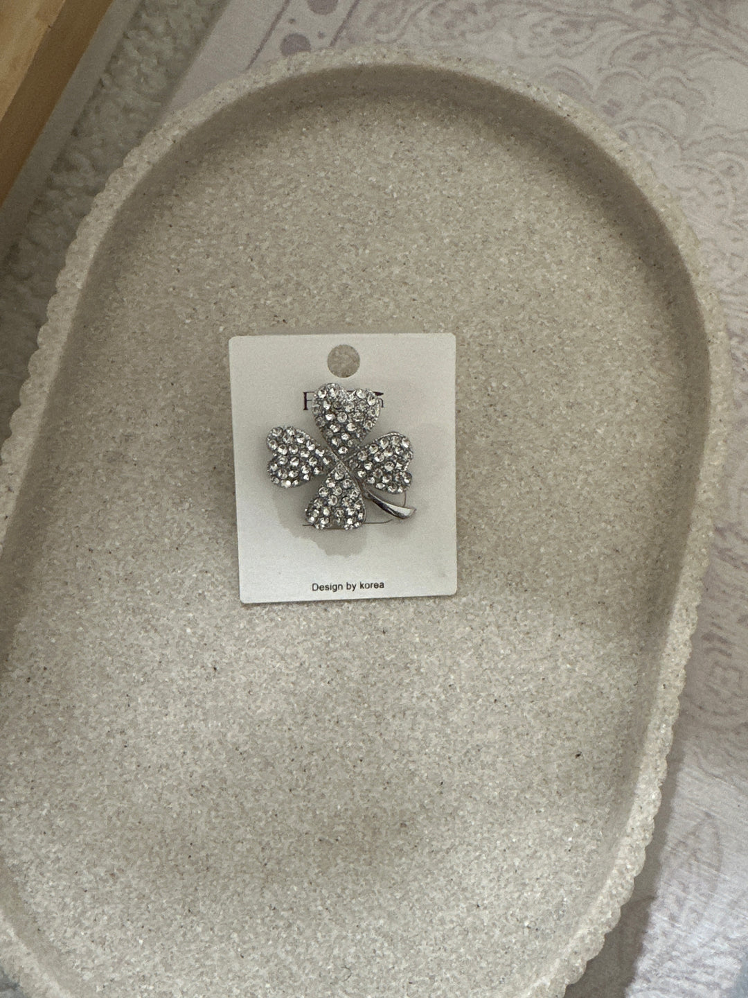Broche trèfle strass