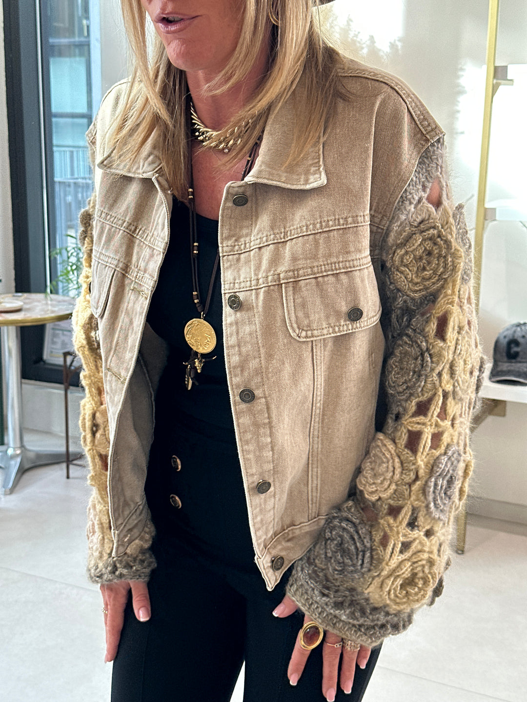 Veste jean manches tricotées fleuri