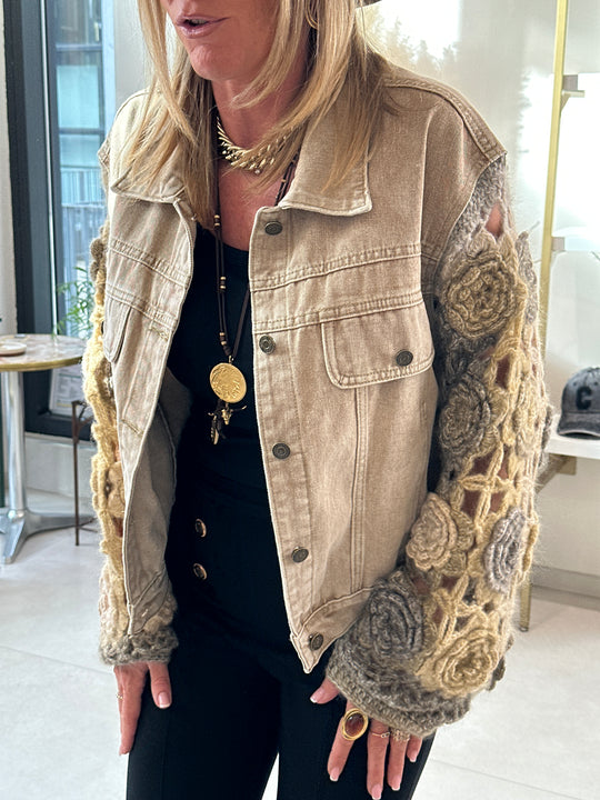 Veste jean manches tricotées fleuri