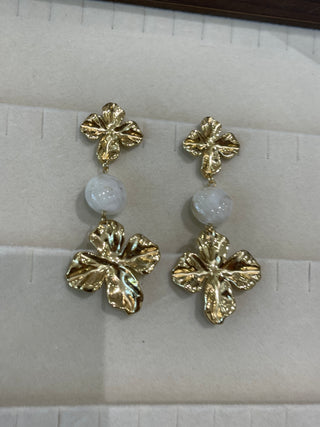 Boucles d’oreilles trèfle or martellé pierre nacre