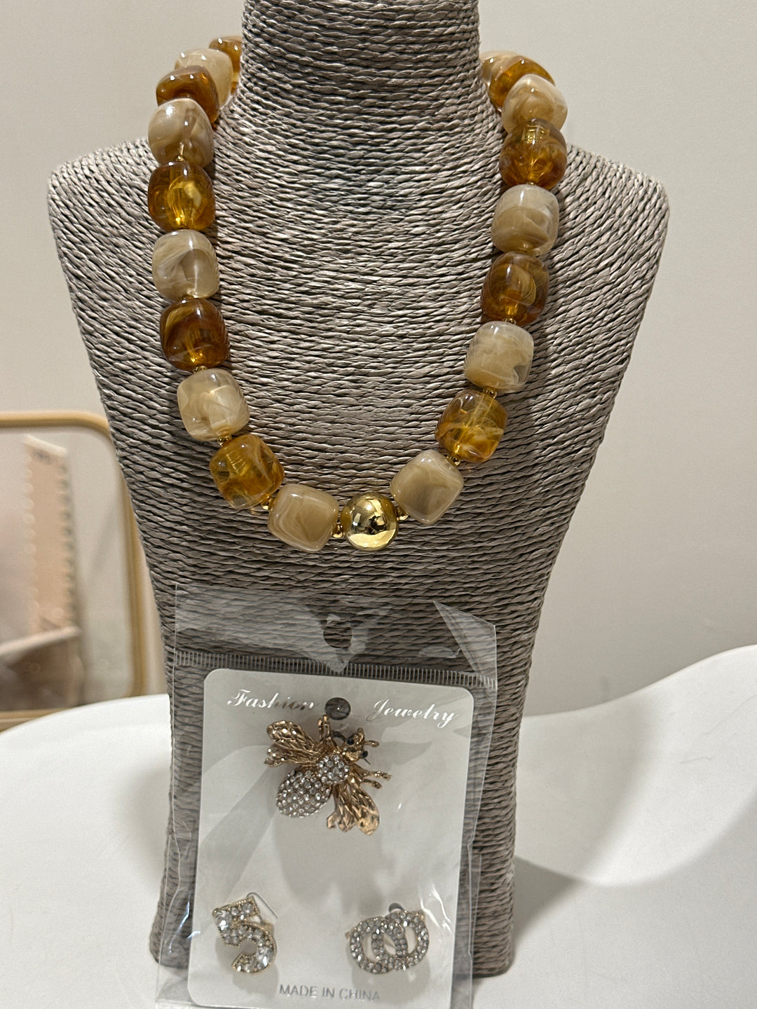 Set collier grosse perles + broches