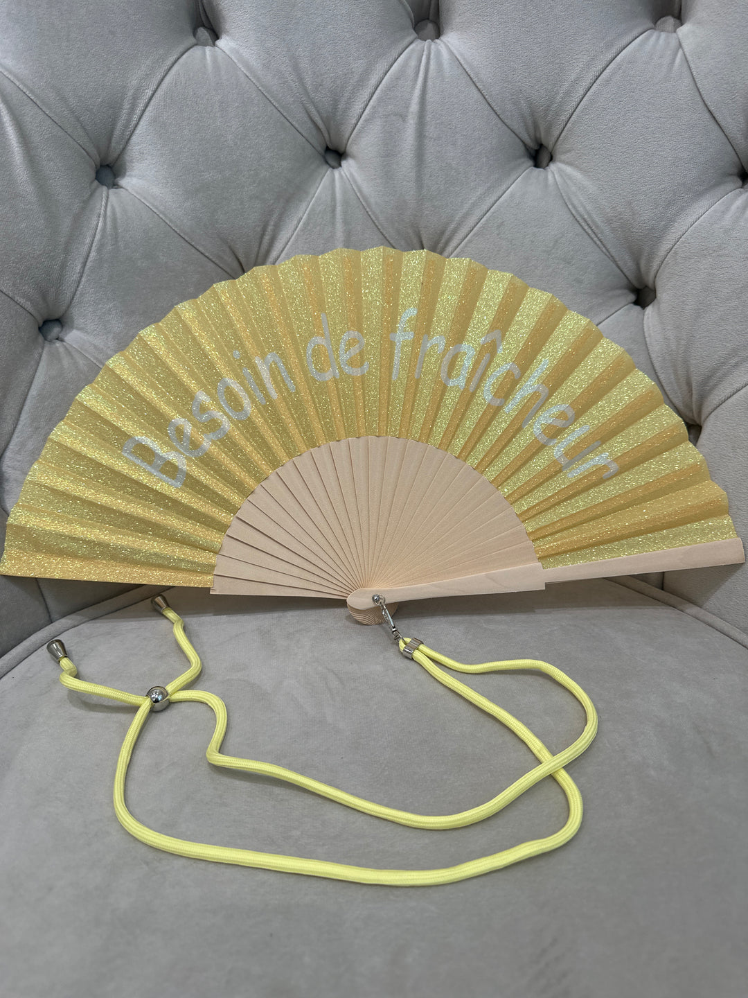 Eventail jaune pailleté avec corde