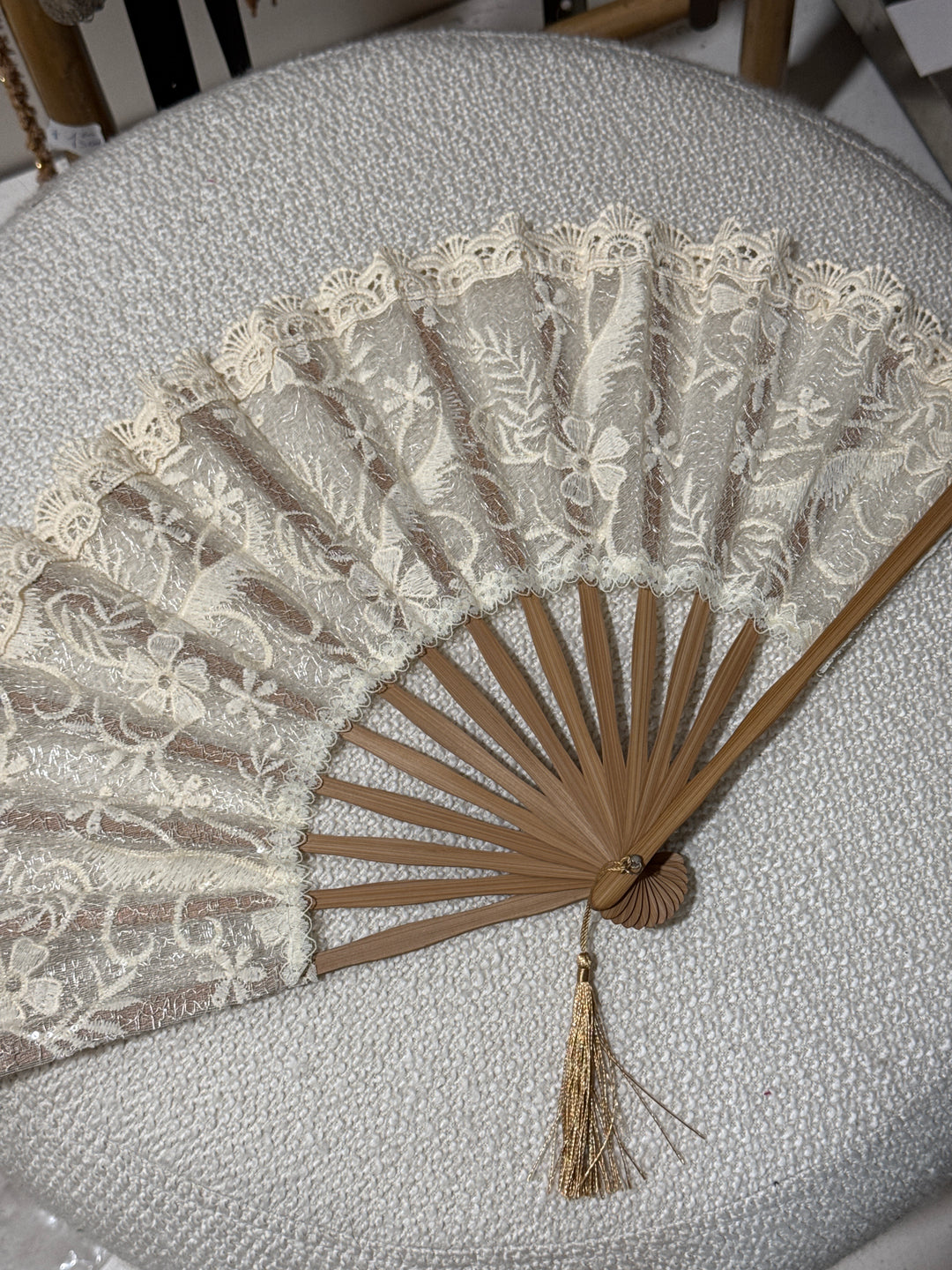 Eventail en bois avec dentelle et sequin Beige