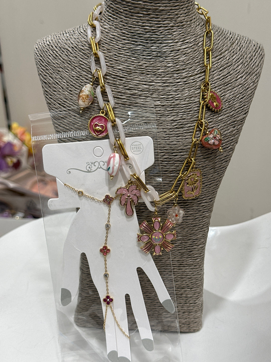 Set collier pendentifs roses + bijou main rose