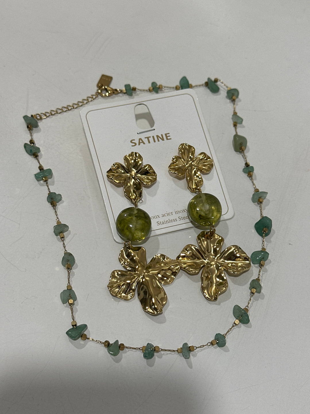 Set boucles d’oreilles pendantes fleurs + collier