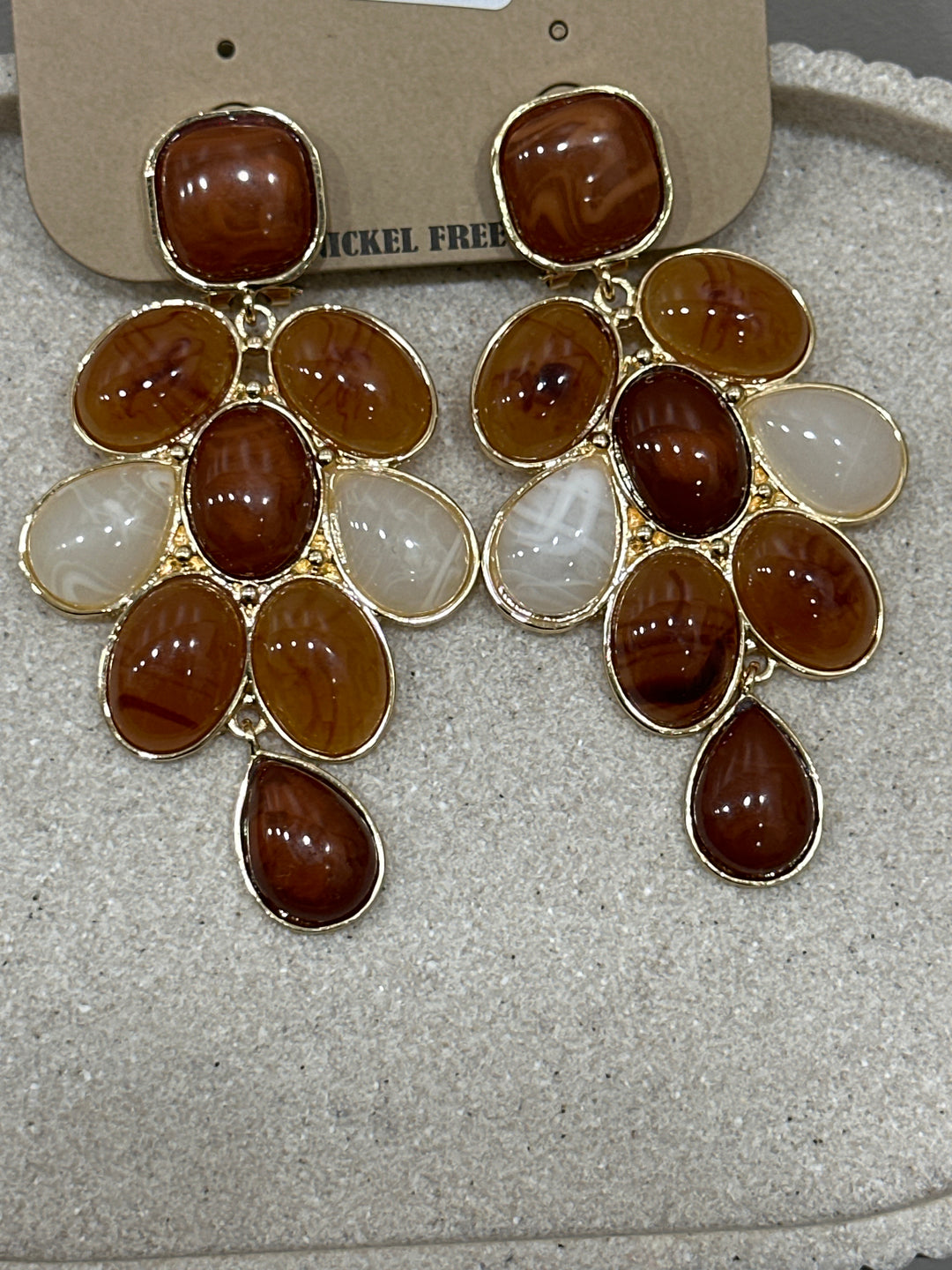 Boucles d'oreilles pendantes nacrées marron