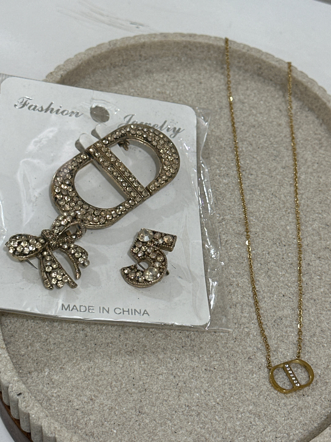 Set broche strass + collier fin