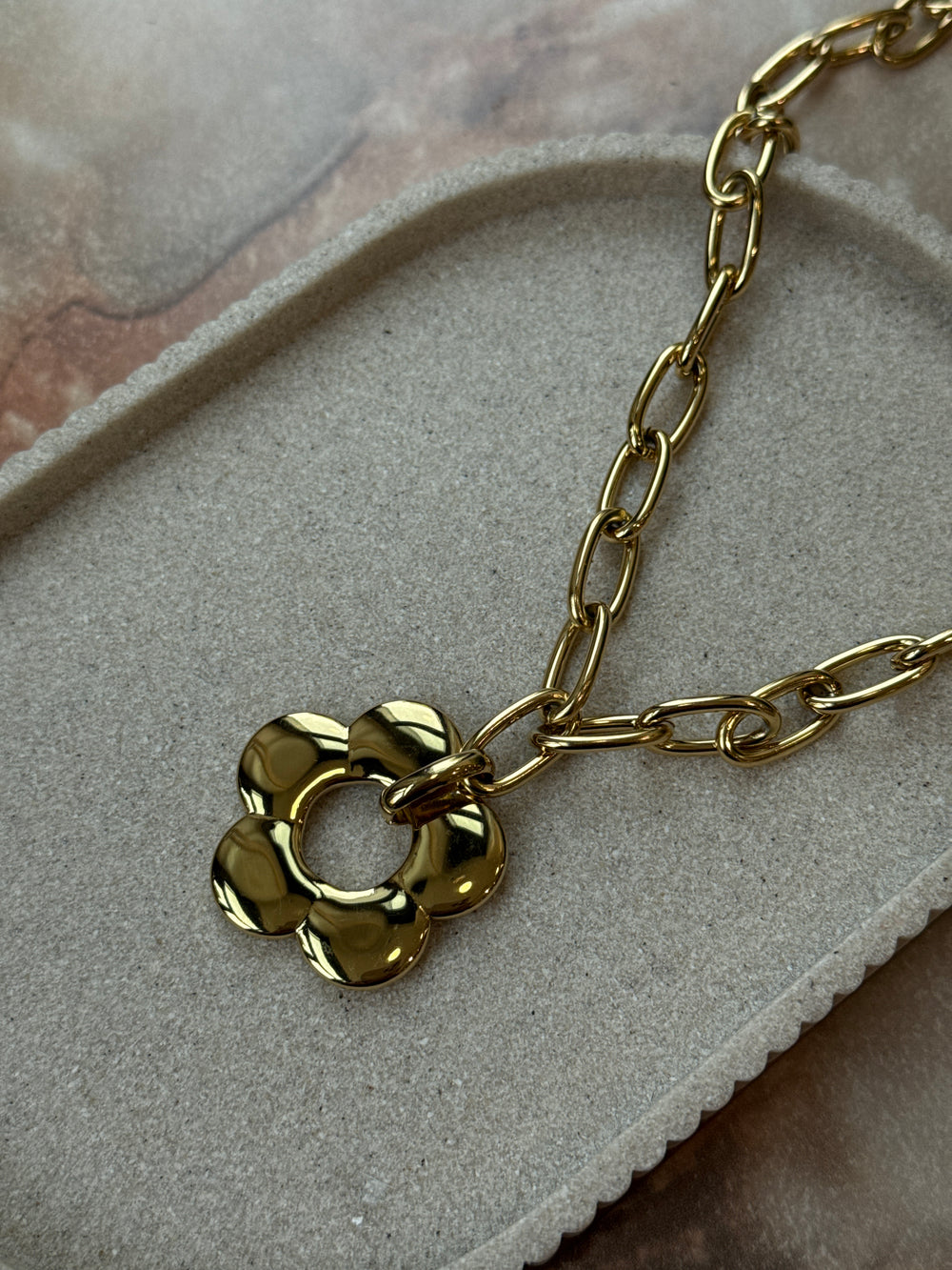 Collier court medaillon fleuri